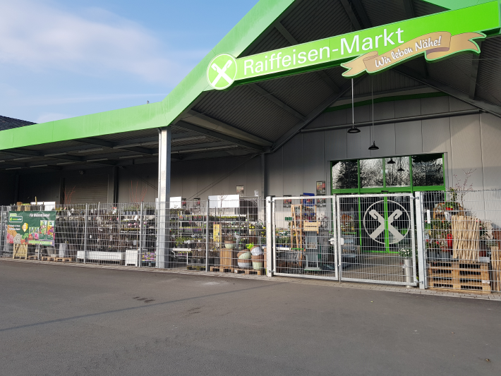 Raiffeisen Planungsbüro: Neubau/Eingang des Raiffeisen-Marktes in Brakel
